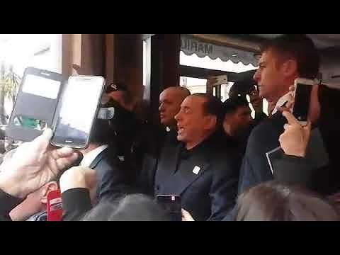 Berlusconi show al bar di Mariuccia, un pirrese: “Buone le paste?” E lui: “Risolveremo il vostro problema dell’acqua”