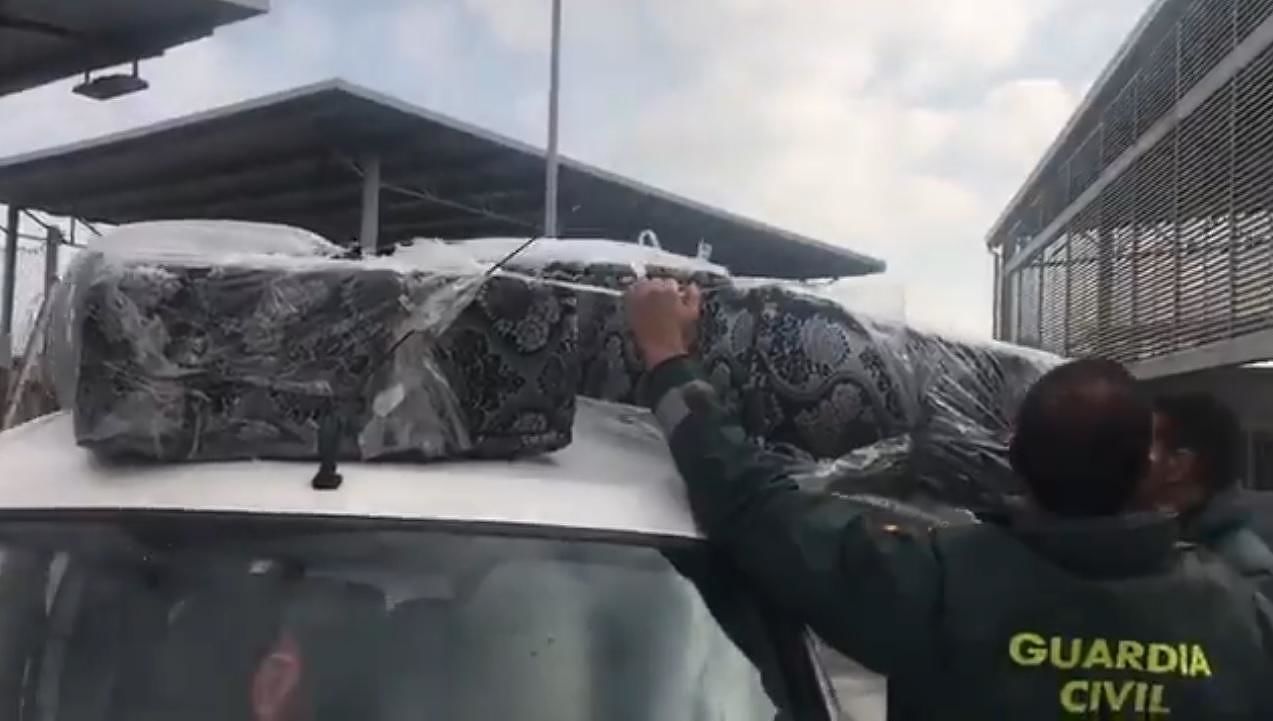 Scoperta shock: migranti tentano di entrare in Spagna nascosti nei materassi sigillati