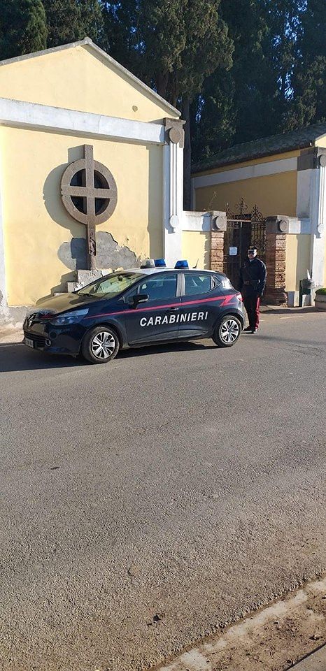 Teppisti in azione al cimitero di Villasor, distrutti e buttati per terra arredi funerari