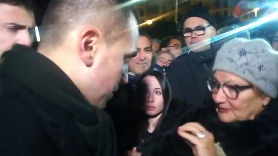 Boom di selfie per Luigi Di Maio a Cagliari: “Anche noi casalinghe vogliamo la pensione”