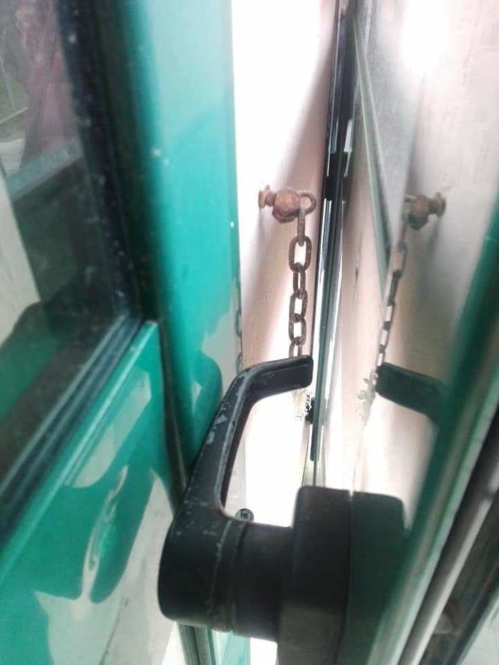 Serbariu, incidente all’uscita di scuola: una folata di vento chiude il portone e colpisce un bambino