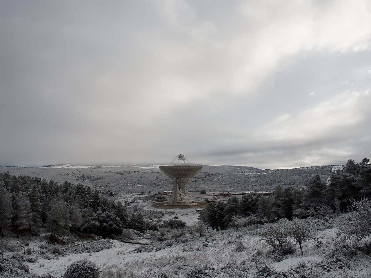 Neve da cartolina nel Gerrei, paesaggio mozzafiato al radiotelescopio di San Basilio