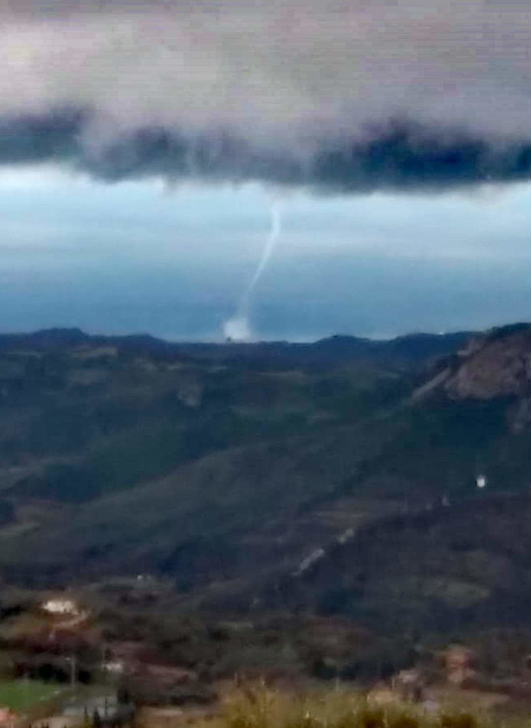 Non solo neve e pioggia: ecco la spettacolare tromba marina al largo della costa ogliastrina