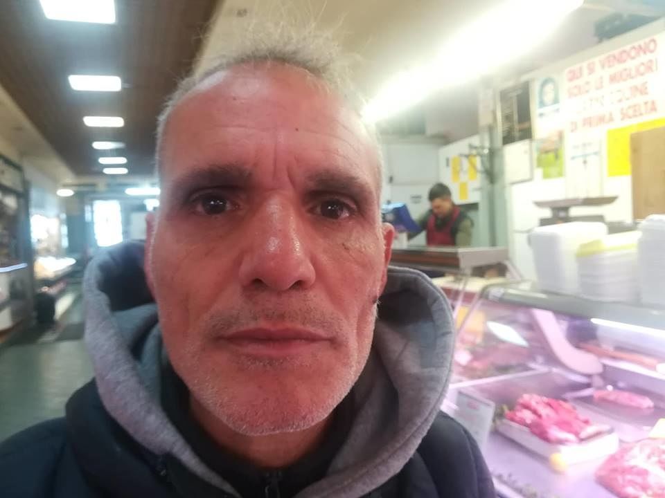 Cagliari, pedoni distratti dallo smartphone: “Soprattutto ragazzi, giusto mettere multe anche a loro”