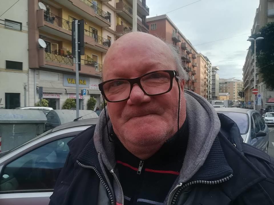 “A Cagliari tanti pedoni maleducati con lo smartphone, le multe sono l’unica soluzione”