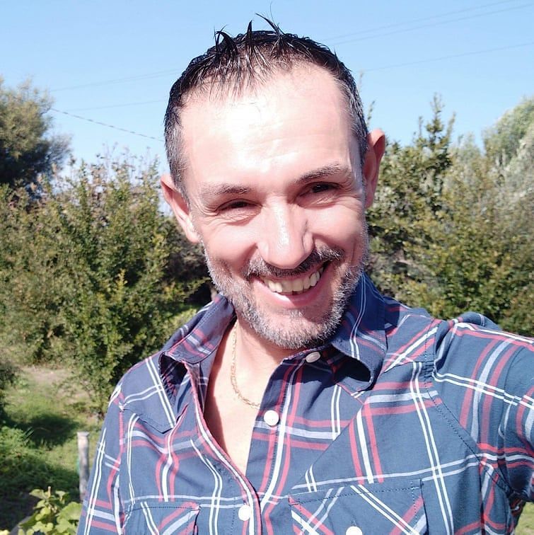 Il grande cuore di Gianluca, carrozziere di Quartu: “Riparo gratis l’auto di Maria, la signora disabile”