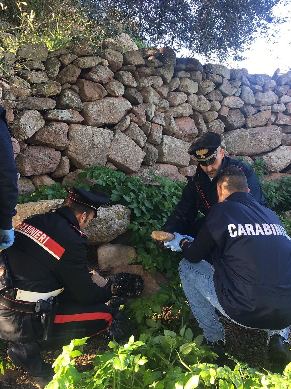 Sequestrati 11 kg di eroina per il mercato cagliaritano: erano nascosti tra i ruderi di un nuraghe