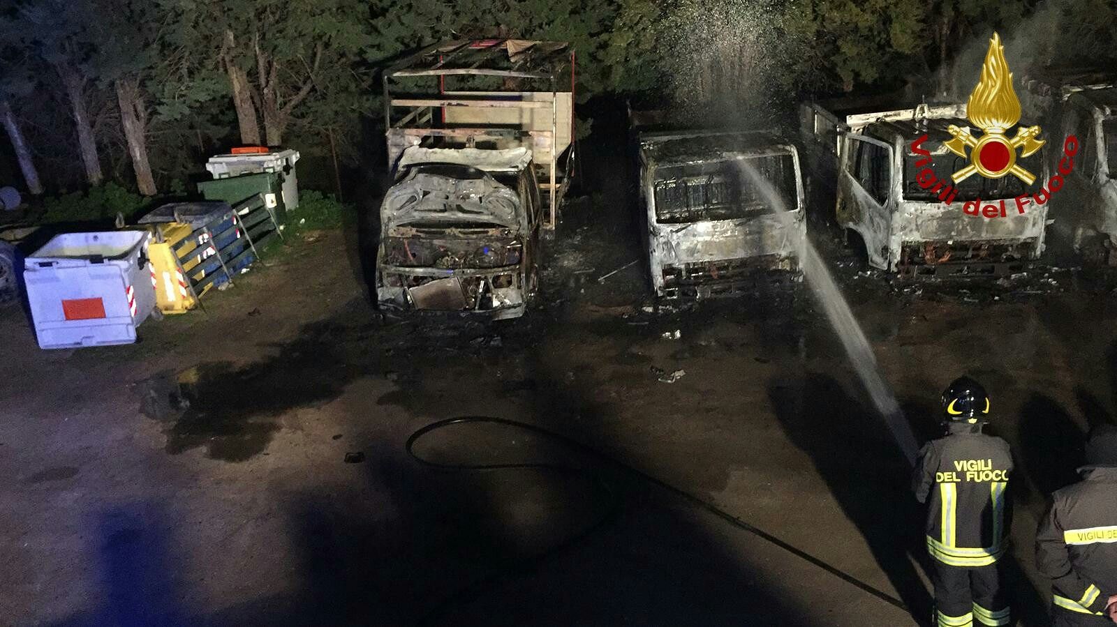 Mezzi per la raccolta dei rifiuti in fiamme a Sant’Andrea Frius, il rogo è forse doloso