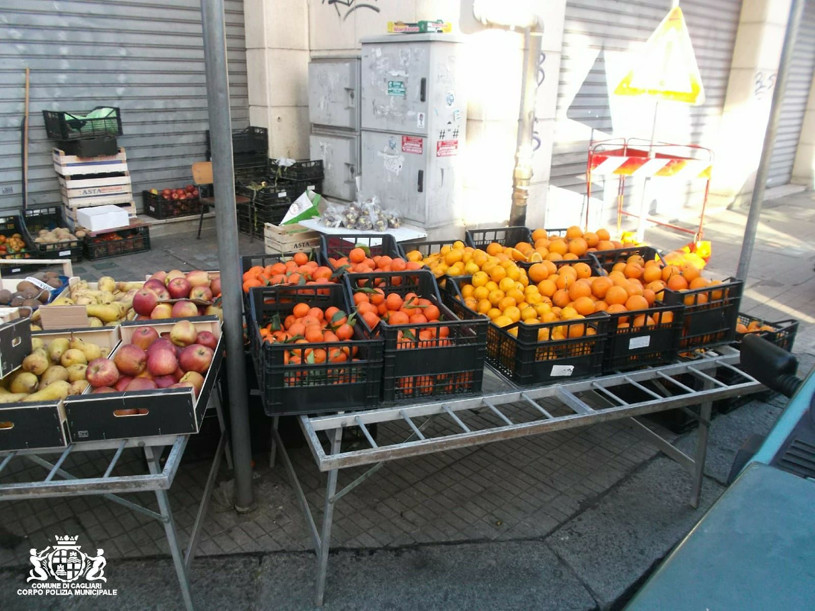 Cagliari, multa da 5mila euro per 3 fruttivendoli irregolari in via Sant’Alenixedda