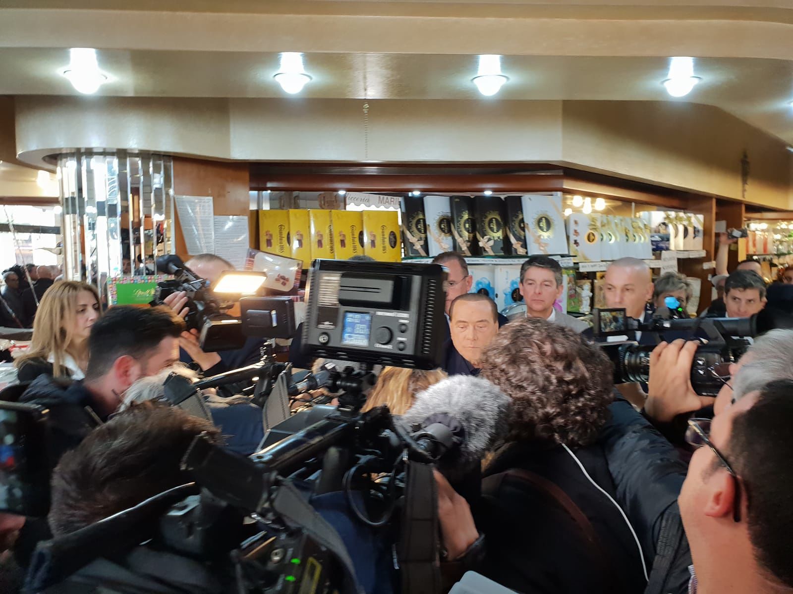 Il Cavaliere da Mariuccia: Berlusconi coi fans nel bar delle zeppole