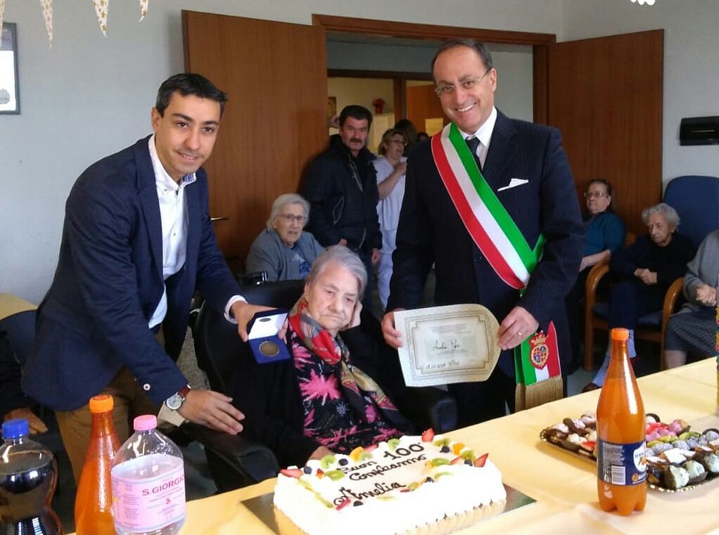 Cagliari ha una nuova centenaria: tanti auguri ad Amelia Piga con una torta bellissima