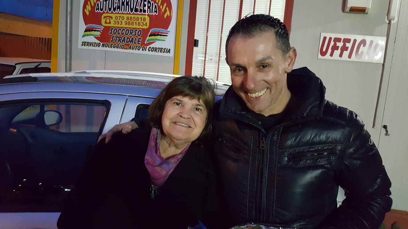 Quartu, la lacrime di gioia di Maria: “La mia auto riparata gratis, potrò tornare a spostarmi”