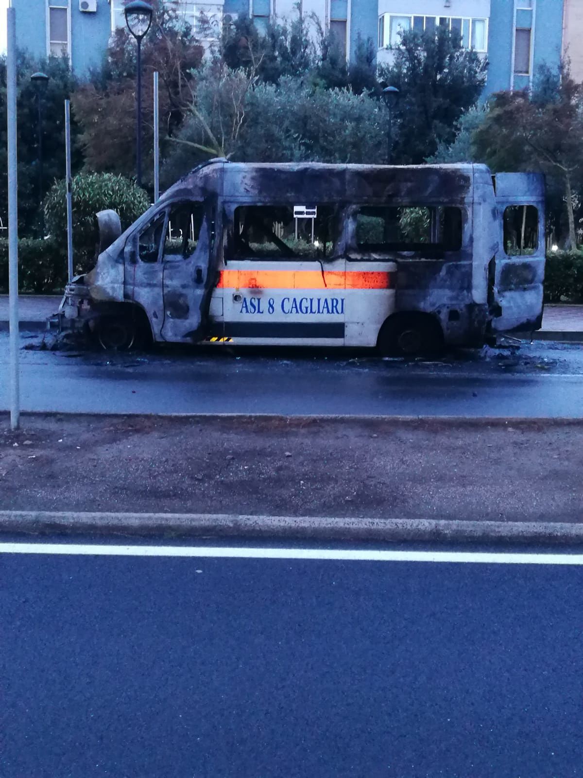 “Tragedia sfiorata a Cagliari, ambulanza a fuoco con un paziente a bordo”