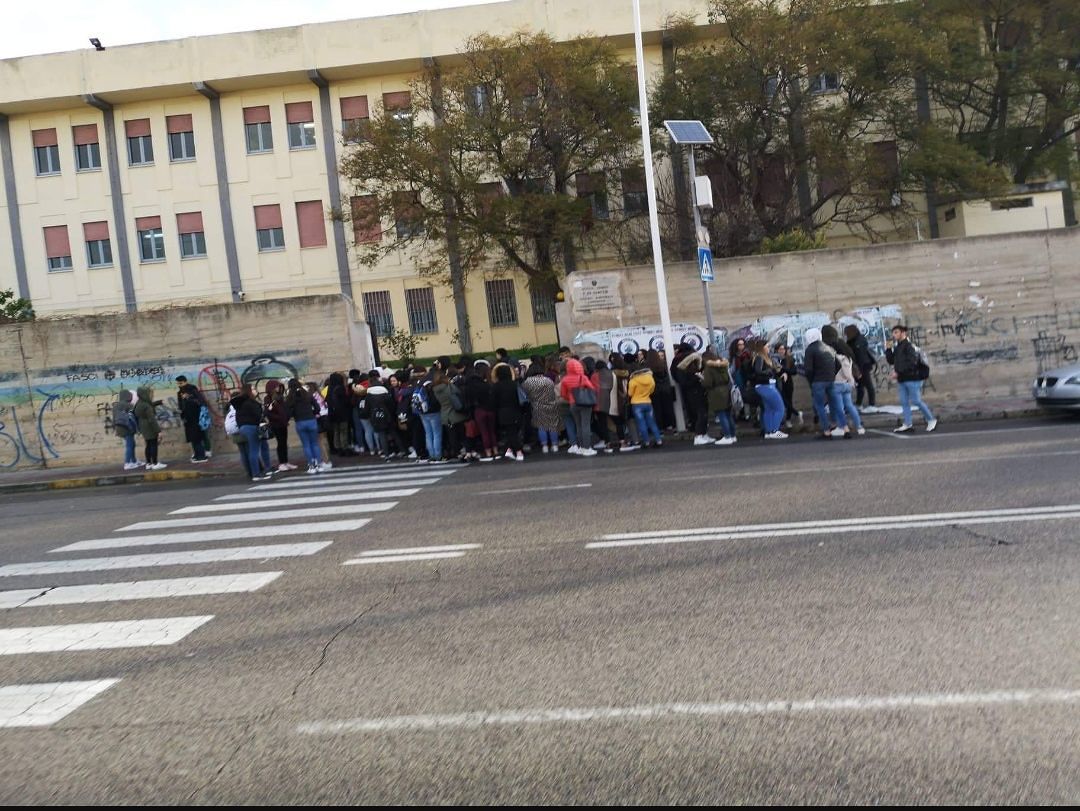 Cagliari, studenti in sciopero al De Sanctis: “Non possiamo studiare al freddo”