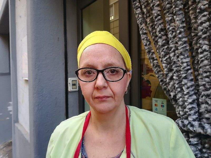 Furto in una rosticceria a Cagliari: “Due donne mi hanno rubato il portafoglio”