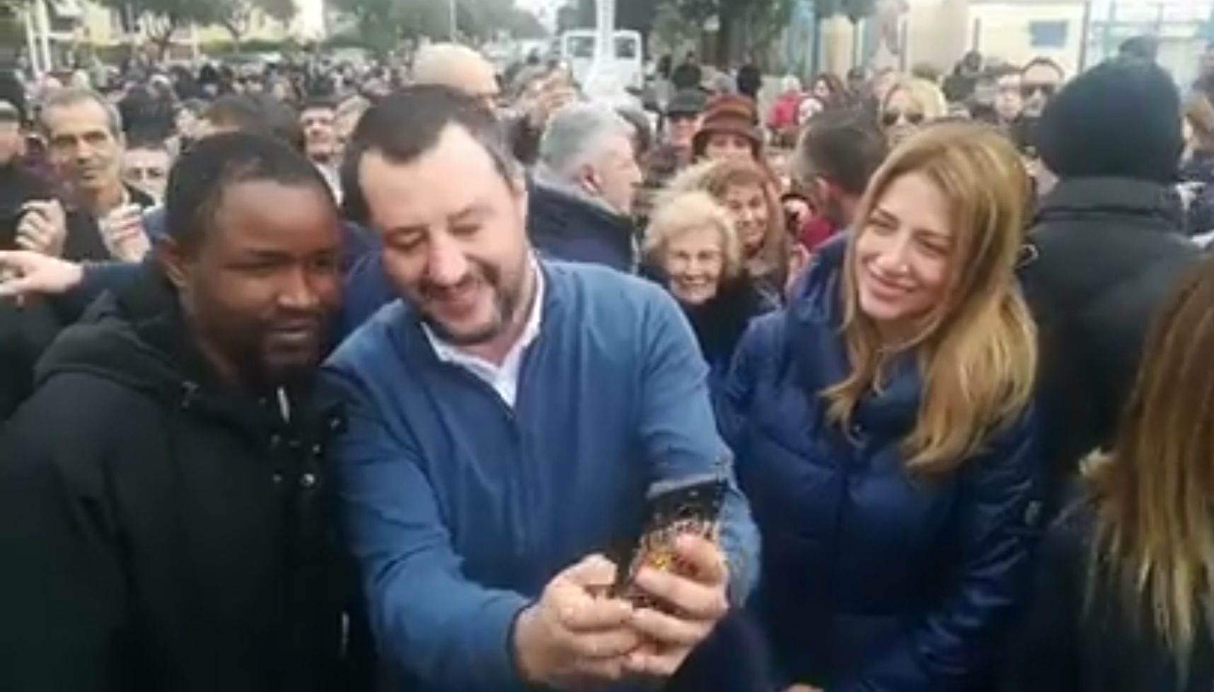 Salvini a Quartu, è pioggia di selfie: “Capitano torna presto, ti adoriamo”