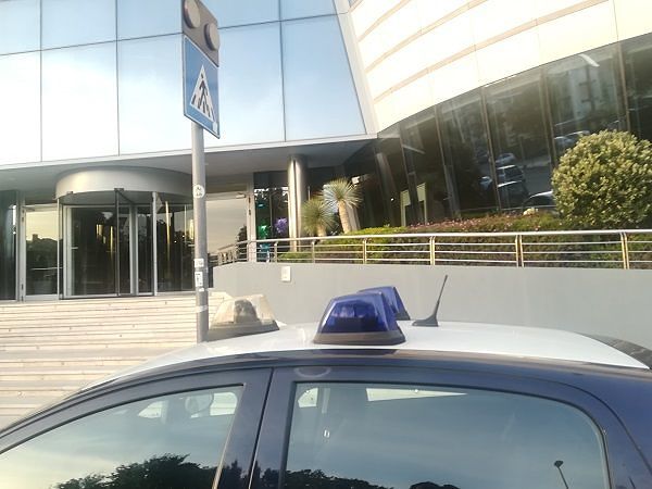 Cagliari, uomo armato di taglierino urla fuori dal T Hotel: bloccato e portato in Psichiatria