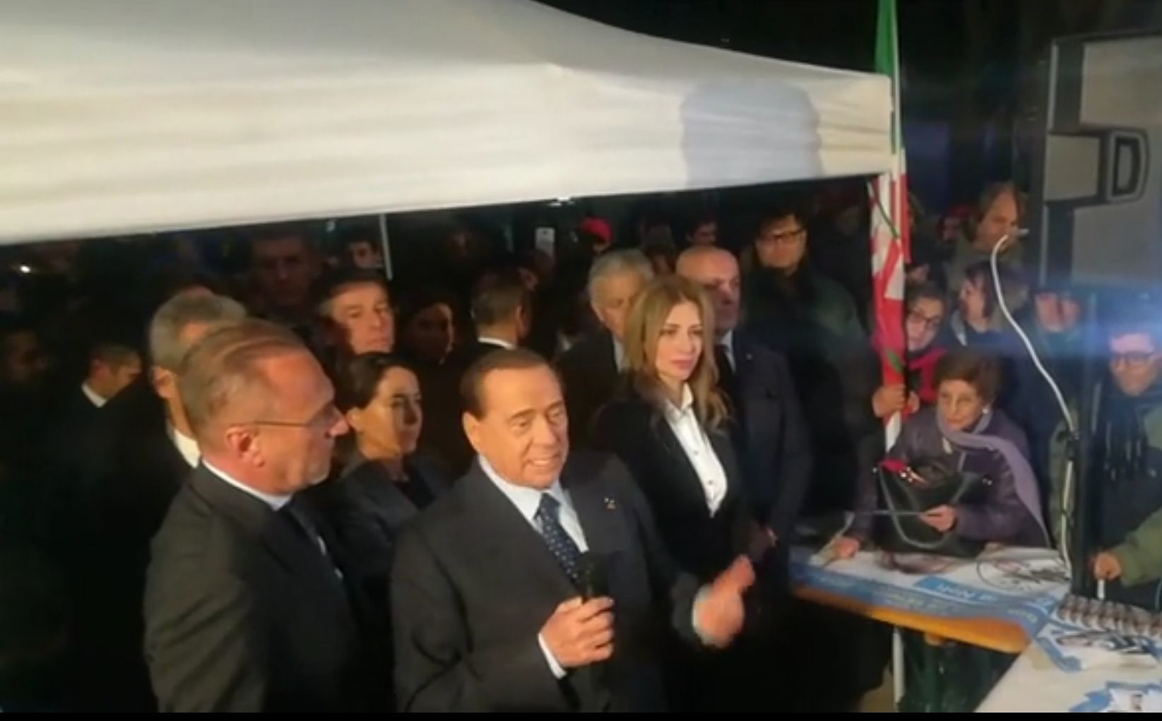 Berlusconi a Cagliari attacca il Movimento 5 Stelle: “Sono nuovi comunisti da strada”