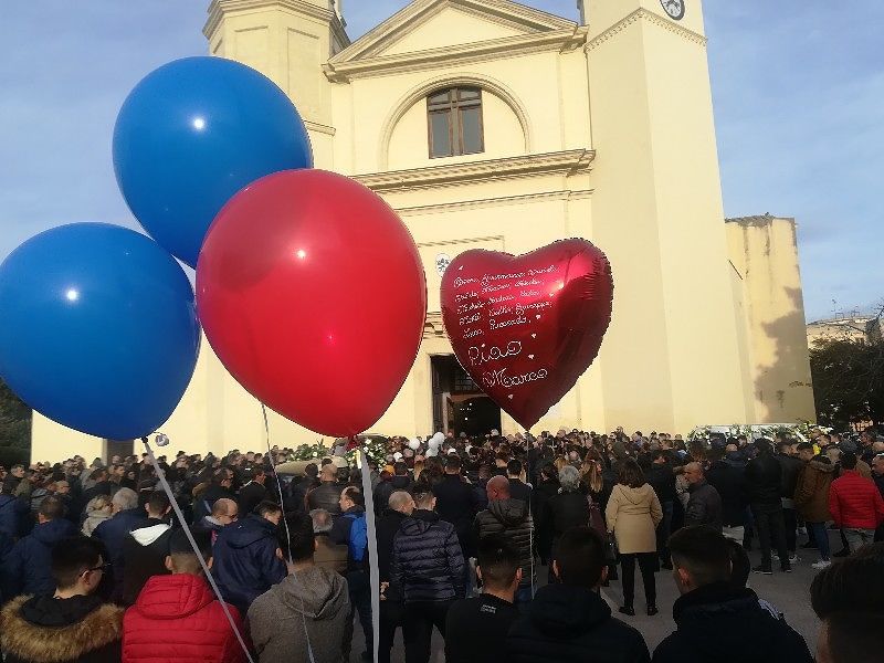 Quartu, palloncini rossi e blu e tante lacrime: basilica di Sant’Elena strapiena per l’addio a Marco Cogoni