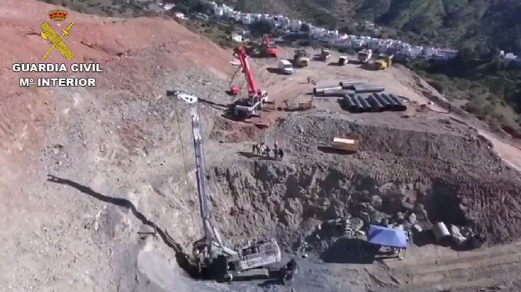 Julen intrappolato da 8 giorni nel pozzo: ancora ritardi, forse 24 ore per raggiungerlo