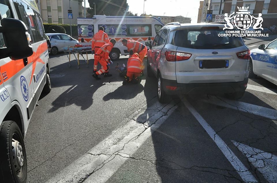Cagliari, attraversano fuori dalle strisce e vengono investiti da un 82enne: padre e figlio finiscono all’ospedale