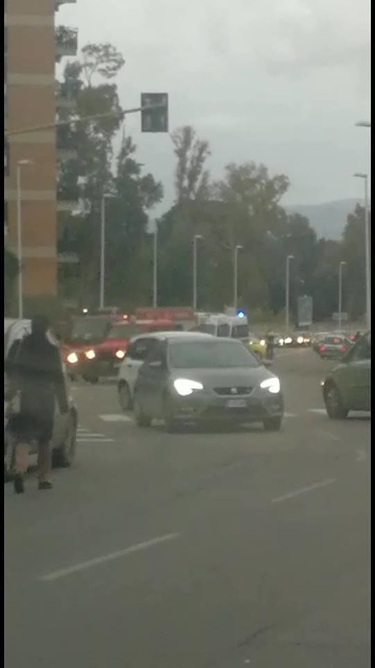 Cagliari, brutto incidente in via Cadello: ambulanze e Vigili del fuoco, ci sono feriti
