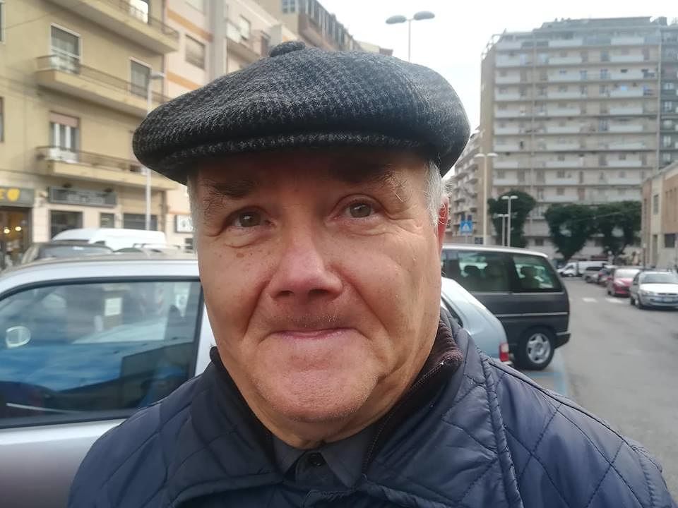 Giampaolo di Assemini, automobilista tollerante: “Multe per chi cammina e guarda il cellulare? Un’esagerazione”