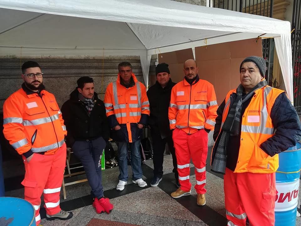 Cagliari, licenziati 18 operai della raccolta rifiuti: “Cosa diamo da mangiare ai nostri figli?”