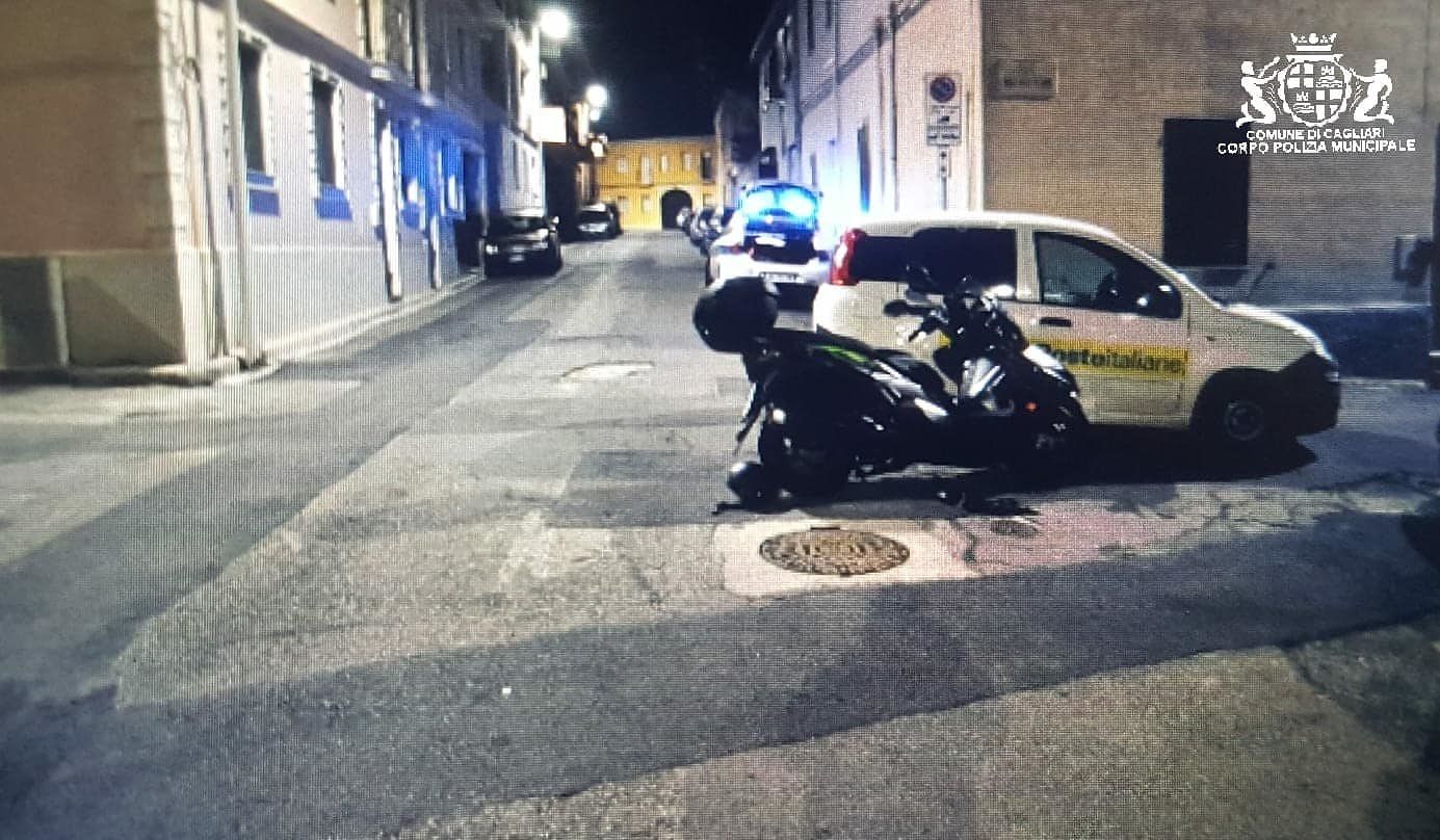Brutto incidente a Pirri, autocarro contro scooter: 70enne ferito finisce all’ospedale