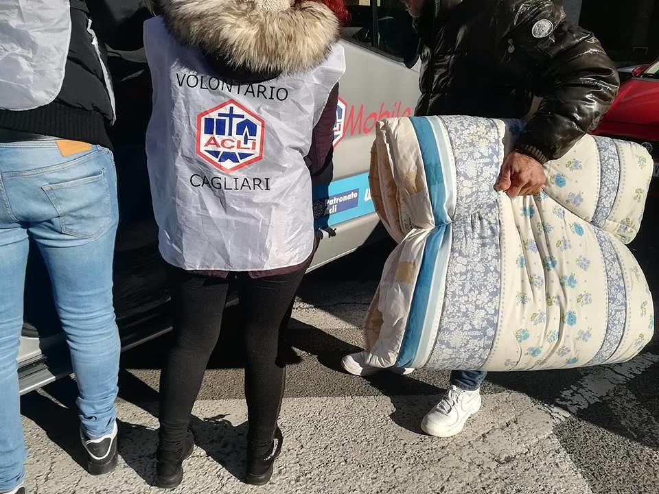 Cagliari, l’esercito “gelato” dei poveri sardi e stranieri: “Le coperte? Vanno via come il pane”