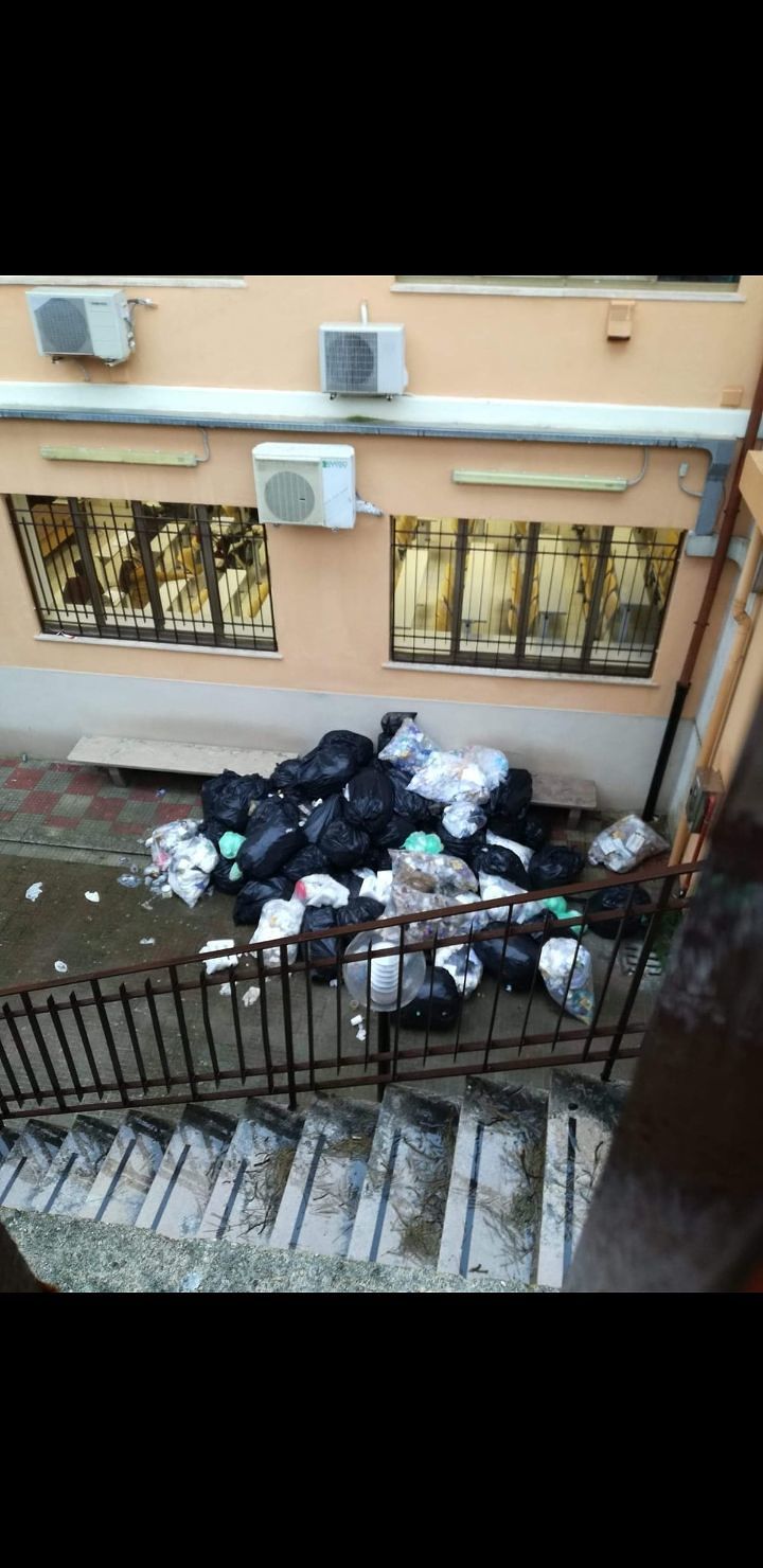 Cagliari, degrado in viale Sant’Ignazio: “Da polo economico-giuridico a discarica”