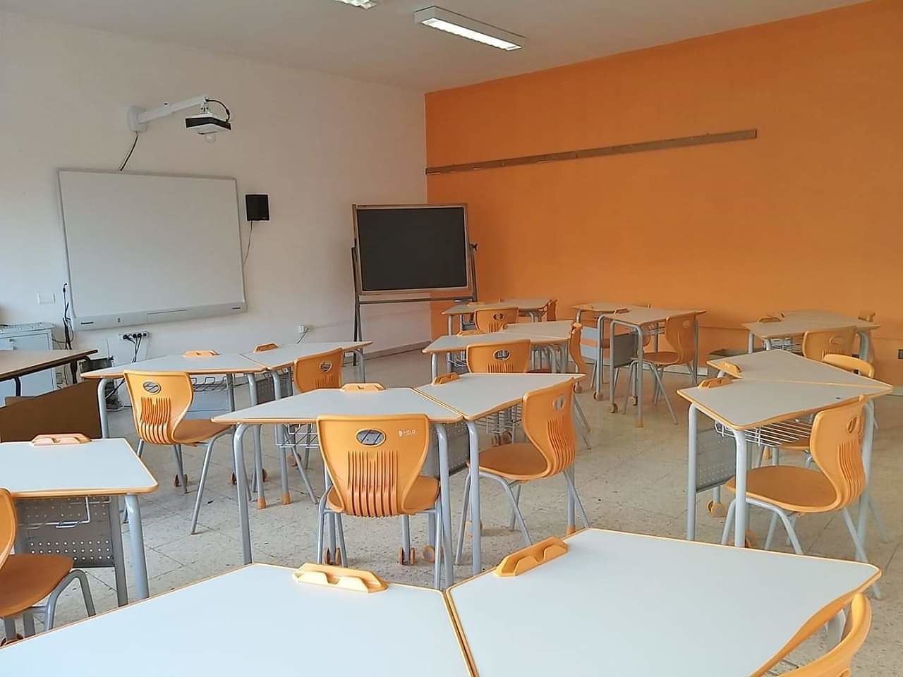Gonnesa, rivoluzione tech 3.0 nelle scuole: nuovi arredi e lavagne interattive