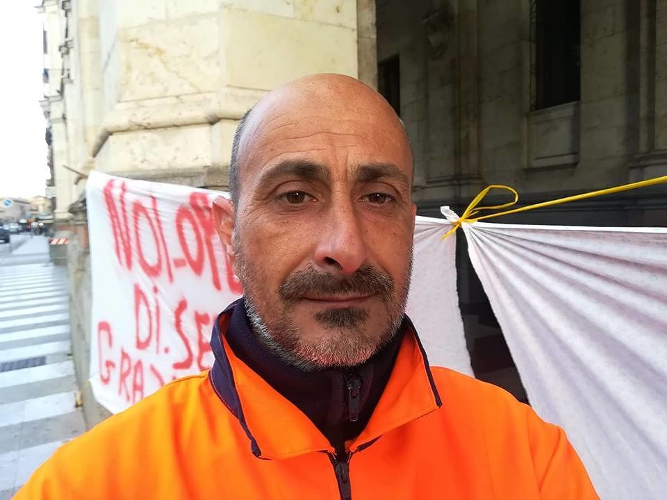 Sergio di Quartu, 4 figli da sfamare e un lavoro che non c’è più: “A 48 anni chi mi prende?”