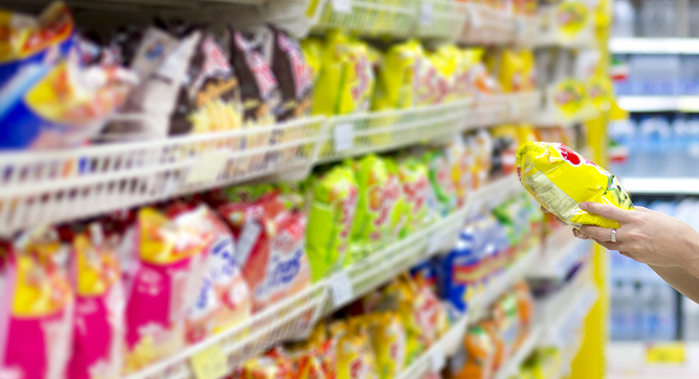 Snack al supermarket, via dalle casse nel Regno Unito: “Si faccia anche in Italia”