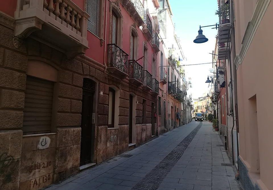 Cagliari, terrore a Villanova: 61enne rapinata e ferita in pieno giorno