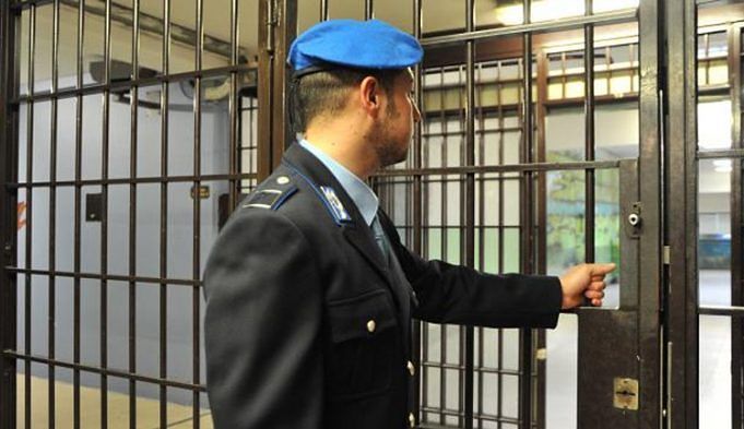 Dolianova in lacrime piange l’agente di 41 anni suicidatosi in carcere: il lutto della Polizia
