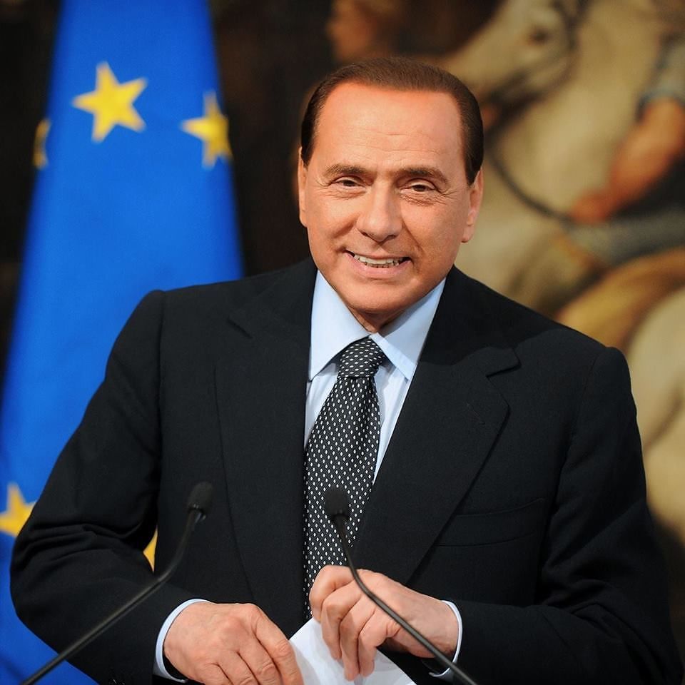 Silvio Berlusconi al bar Mariuccia: il super milionario nel regno di Pirri, social “impazziti”
