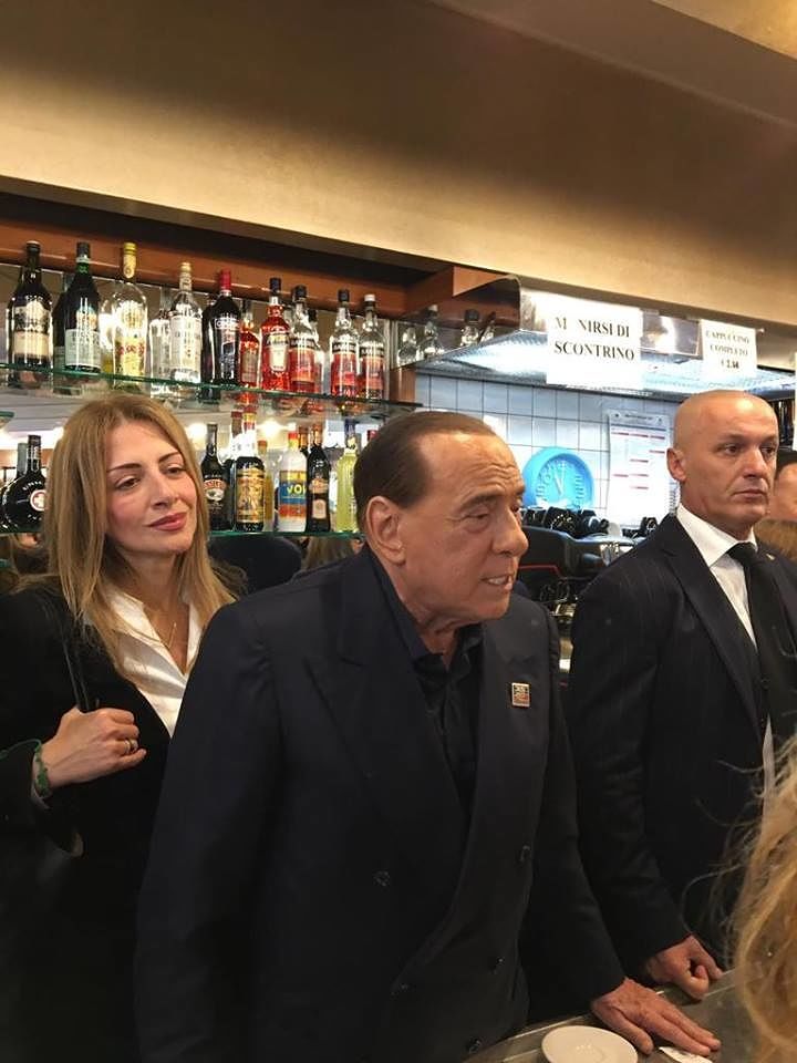 Berlusconi da Mariuccia, su Fb e Whatsapp spopola il video dello “scherzo” di un contestatore