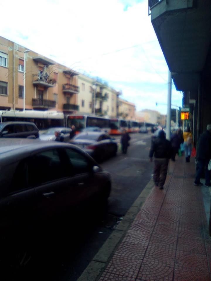 Berlusconi da Mariuccia, traffico in tilt. Autobus al palo, passeggeri in rivolta: “Fermi per 45 minuti”