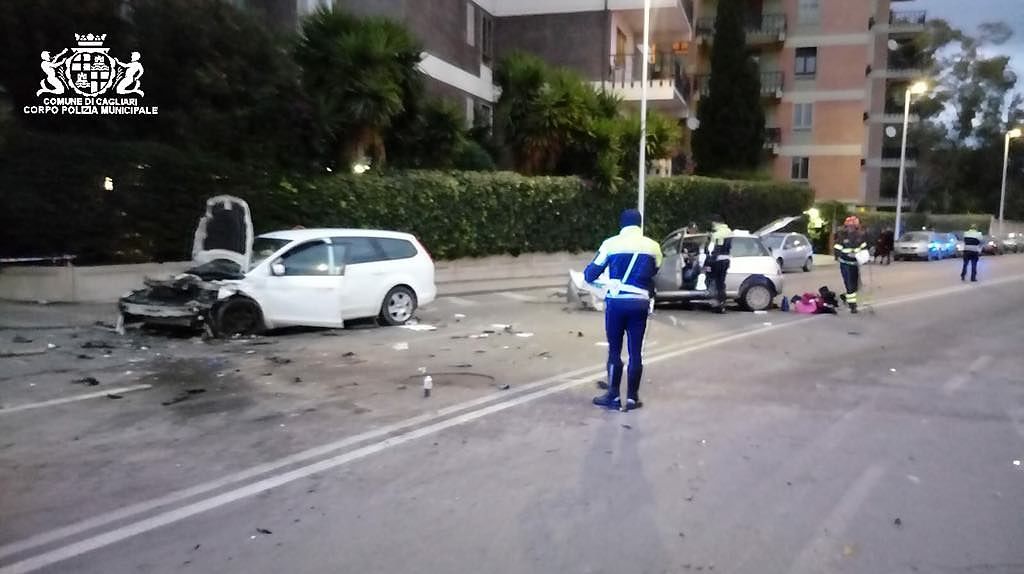 Incidente da incubo in via Cadello con quattro feriti: giovane gravissimo, ragazza colpita da un pezzo di motore