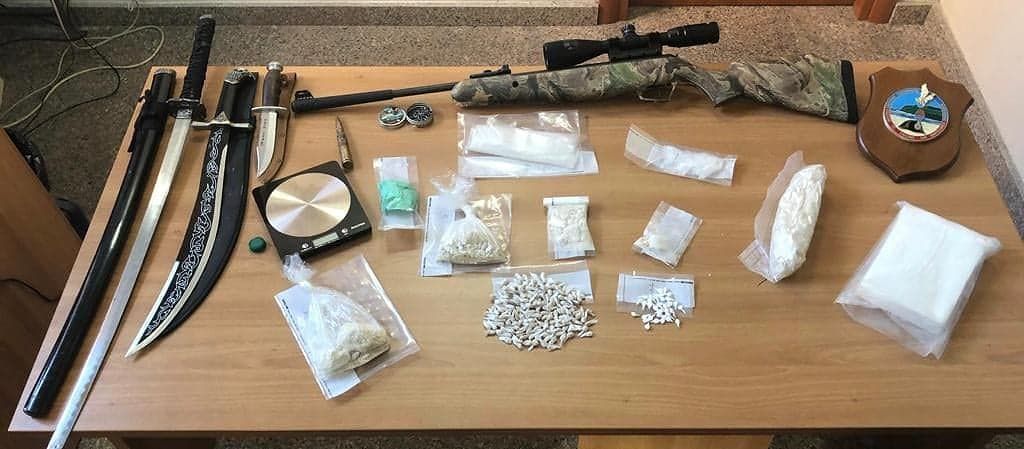 Cagliari, blitz a Sant’Elia: sul terrazzo di una palazzina scimitarra, katana, eroina e coca