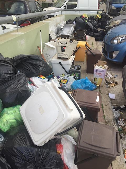 Sestu, incubo rifiuti a Cortexandra: “Noi, condannati allo slalom tra la spazzatura”