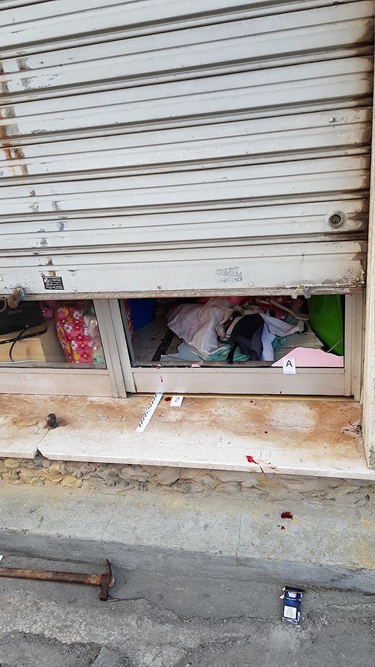 Cagliari, ladro nel negozio di usato bimbi si ferisce e ruba un pc: “Il più idiota del pianeta”