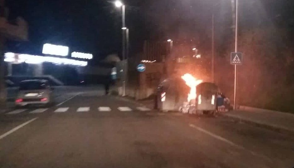 Cagliari, cassonetti-discarica a San Michele: “Spazzatura in fiamme il giorno della vigilia di Natale”