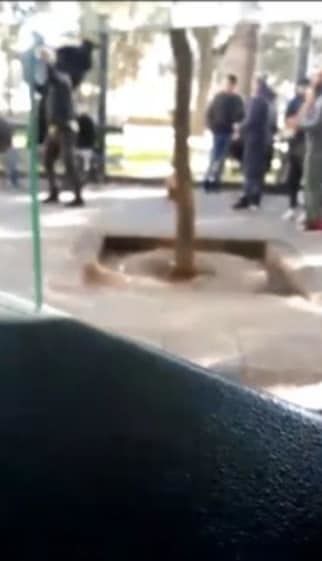 Follia a Sassari, uomo litiga con una ragazza e la scaraventa per terra: “Ti butto nell’immondezza”