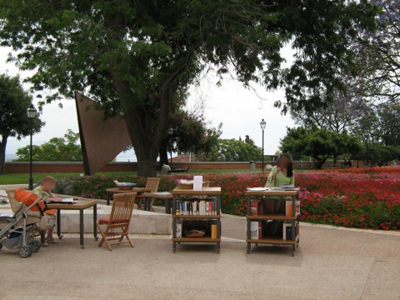 Cagliari, stop ai quotidiani gratis ai Giardini Pubblici: tagliati dal Comune per “motivi amministrativi”