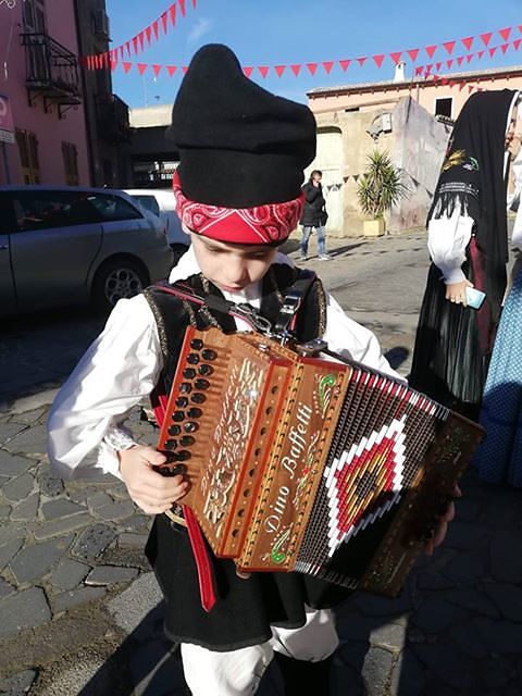Ussana, la favola commovente del piccolo Giovanni: per San Sebastiano impara a suonare l’organetto nel nome del nonno