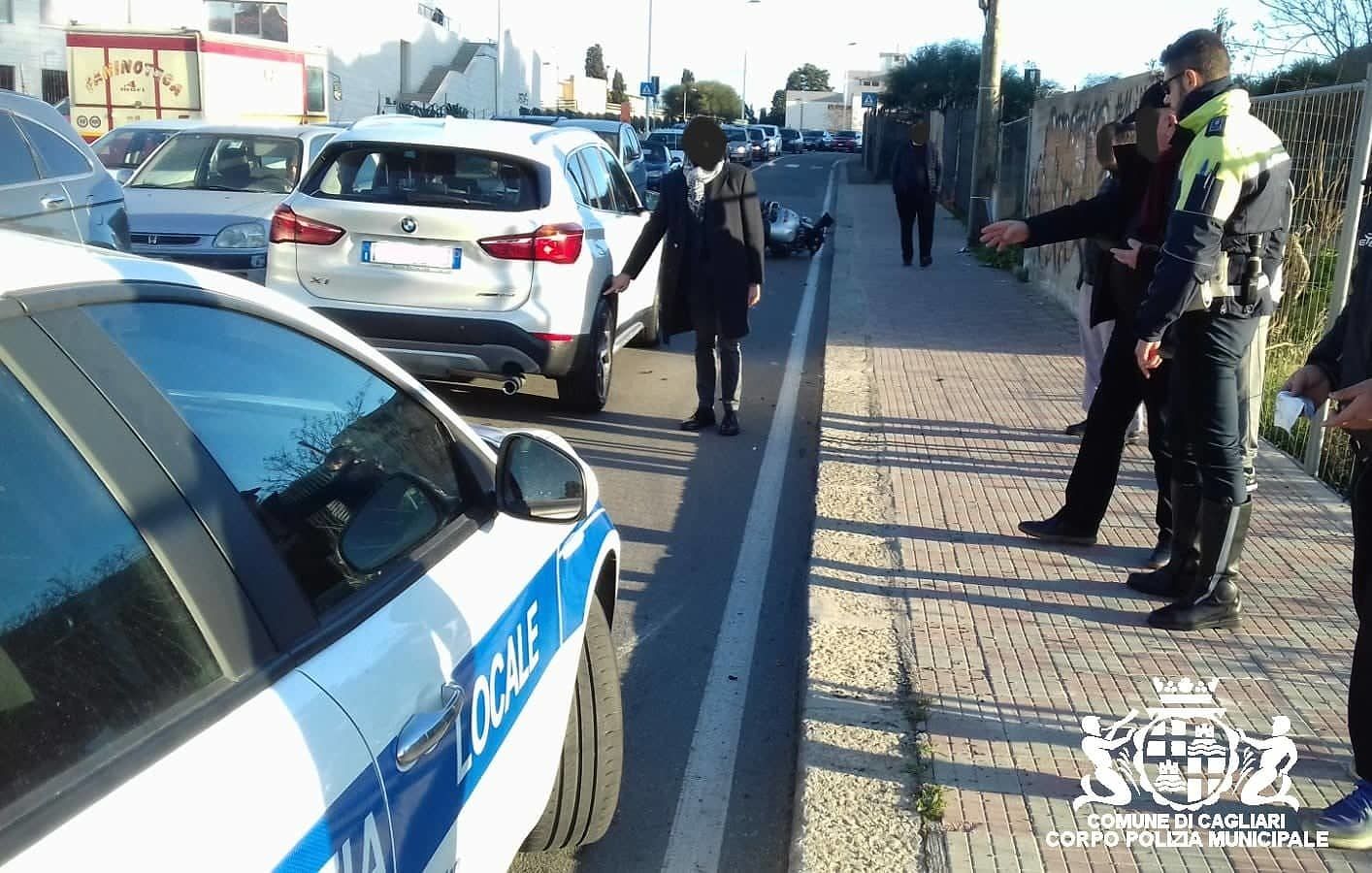 Incidente a Cagliari, auto contro moto in via Is Maglias: ferito un centauro