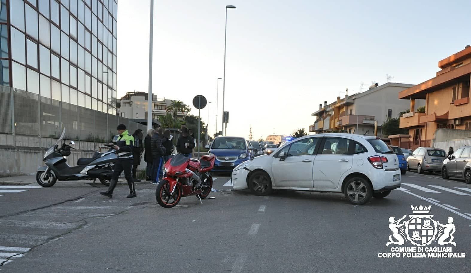 Cagliari, auto contro moto in via Stamira: due feriti