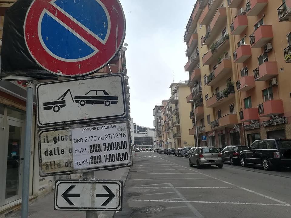 Lavori fantasma a Cagliari, centinaia di parcheggi vietati a San Benedetto: “Giriamo come asini”